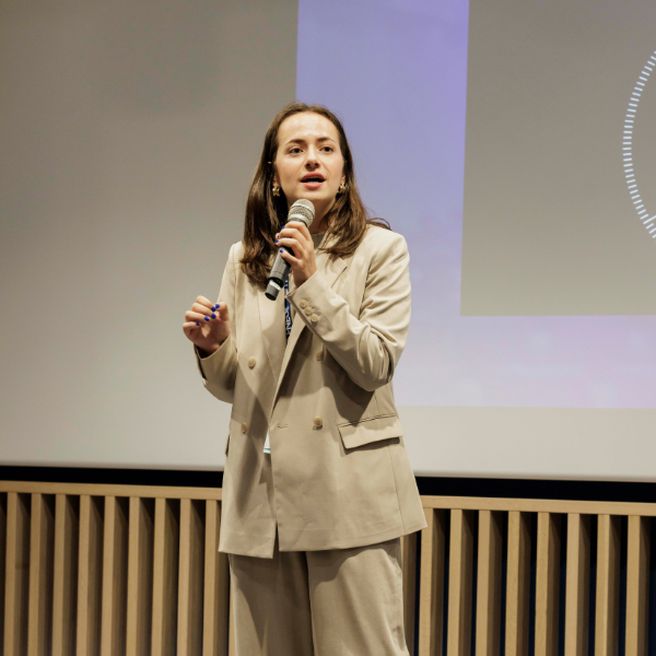 La construction des demandes de financement des femmes entrepreneures : une exploration de leur cheminement identitaire par une analyse qualitative de leurs récits de vie