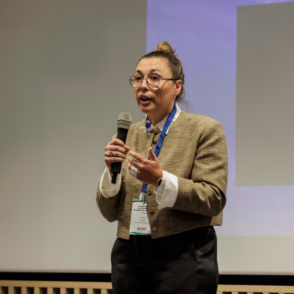 Panser la rupture : Quelle(s) trajectoire(s) de socialisation (s) des jeunes en décrochage scolaire ? Une étude de cas unique et longitudinale au sein des Compagnons du Devoir et du Tour de France