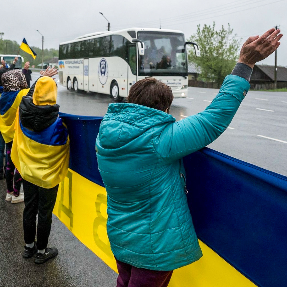Я перша прийшла – я остання піду. Зустріч звільнених з російського полону на трасі та засновниця руху