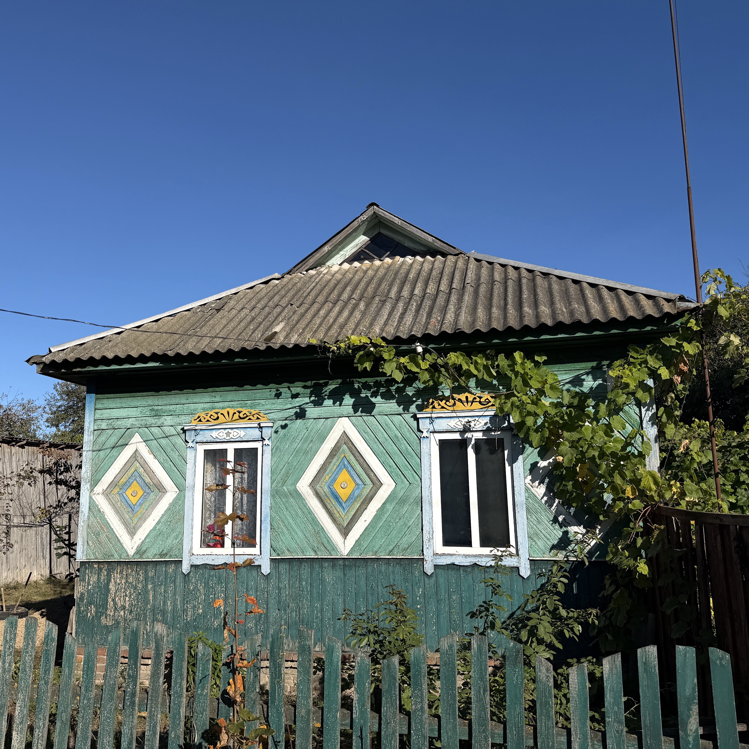 «Їду, боюся, зупиняюсь, прислухаюся». Прикордоння Чернігівщини тікає від дронових обстрілів