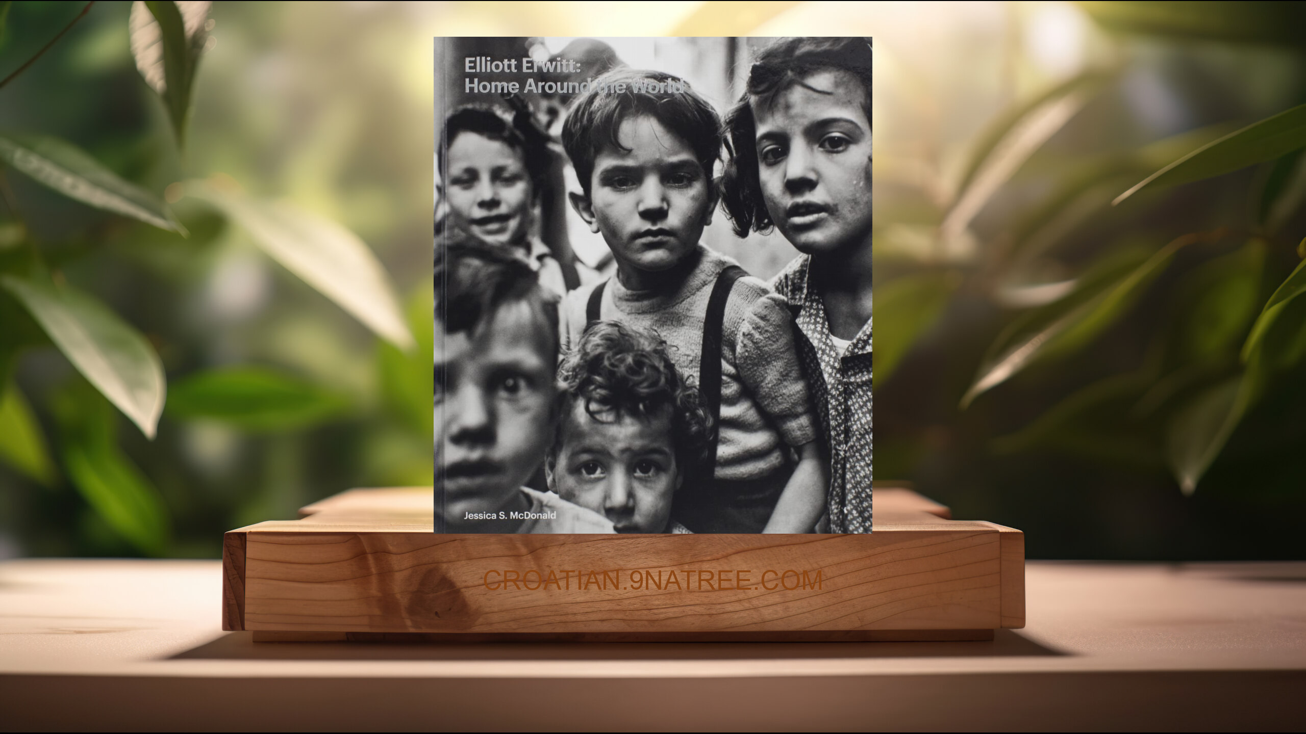 [Recenzija] Elliott Erwitt: Home Around the World (Jessica S. McDonald) Sažeto. episode artwork