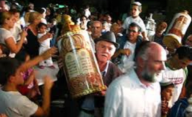 El ritual de las hakafot, con Soly Levy