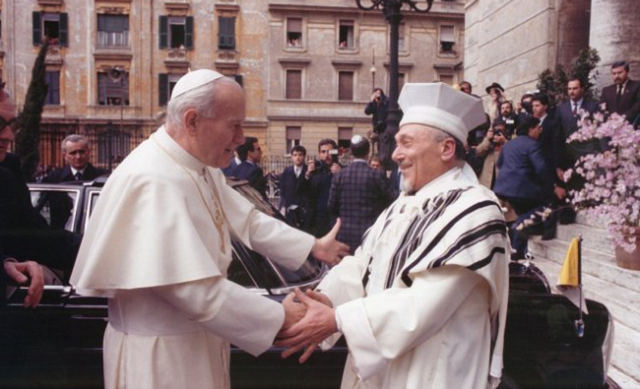 A 30 años de la primera visita de la historia de un Papa (Juan Pablo II) a una sinagoga (la de Roma), con Francisco Javier Fernández Vallina