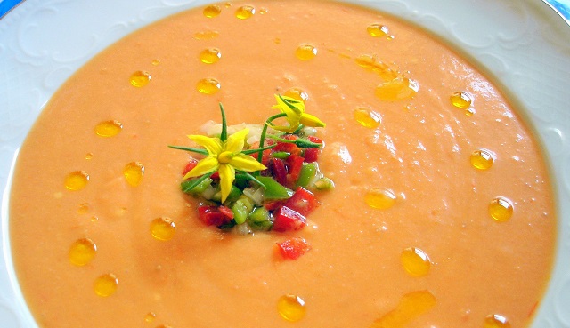 En verano: salmorejo, limonada y leche de almendras
