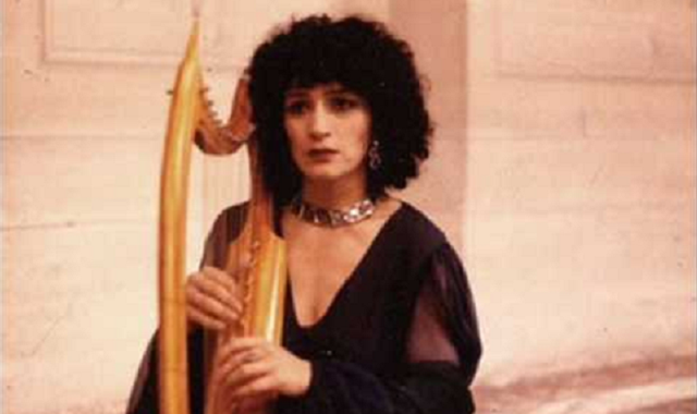 Esther Lamandier, su arpa y sus cantos