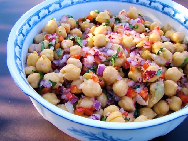 Ensalada de garbanzos y escabeche de pescado