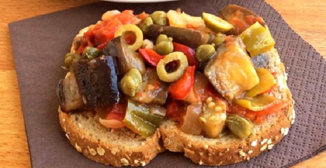 Ensalada de berenjenas, pimientos, aceitunas y cebolleta