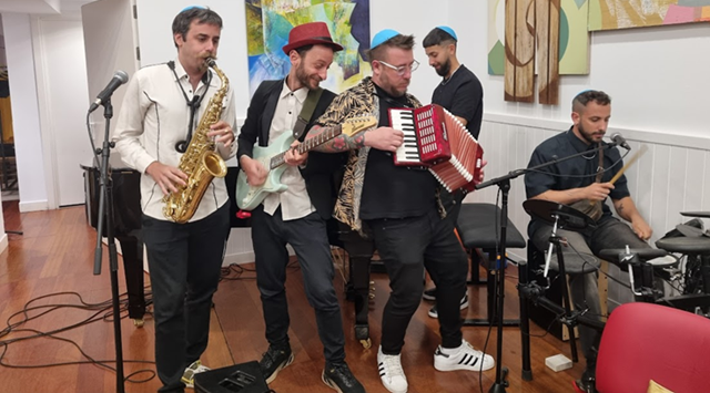 La alegría llega con "Tiembla el mohel"