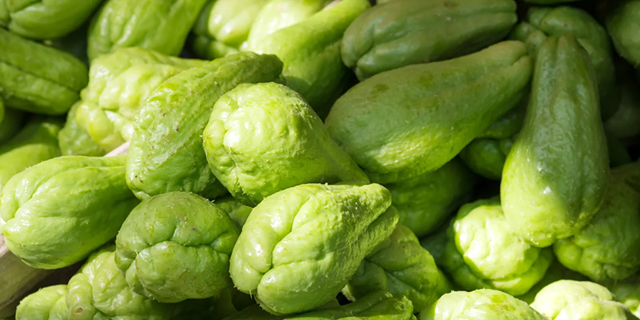 Chayote y tomate en dos cremas