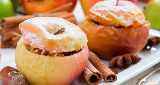 Ensalada de pasta y manzana rellena de nueces