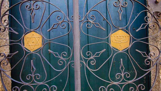 César Fernandez, alcalde de Ribadavia, recibió la Llave de Honor de Sefarad en nombre de la Red de Juderías