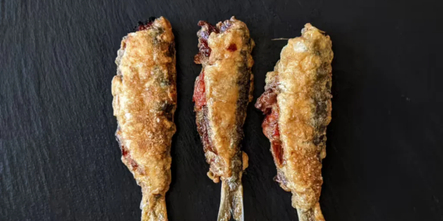 Sardinas con duxelles rebozadas y espinacas...o acelgas...o safarnarias