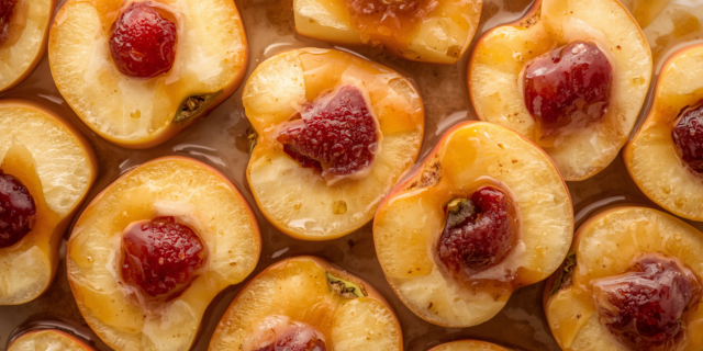 Suculento postre de manzanas con ciruelas