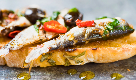 Escabeche de sardinas y crema de aguacate con queso y pistachos