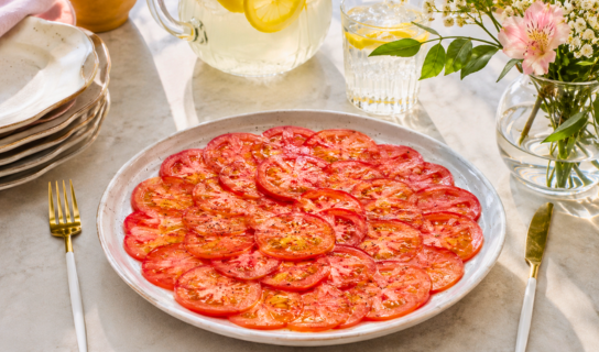 Veraniego: carpaccio de tomate y setas empanadas