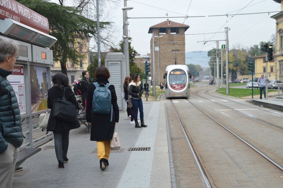 Tramvia piena a Firenze, utenti stipati nelle ore di punta: il nostro speciale