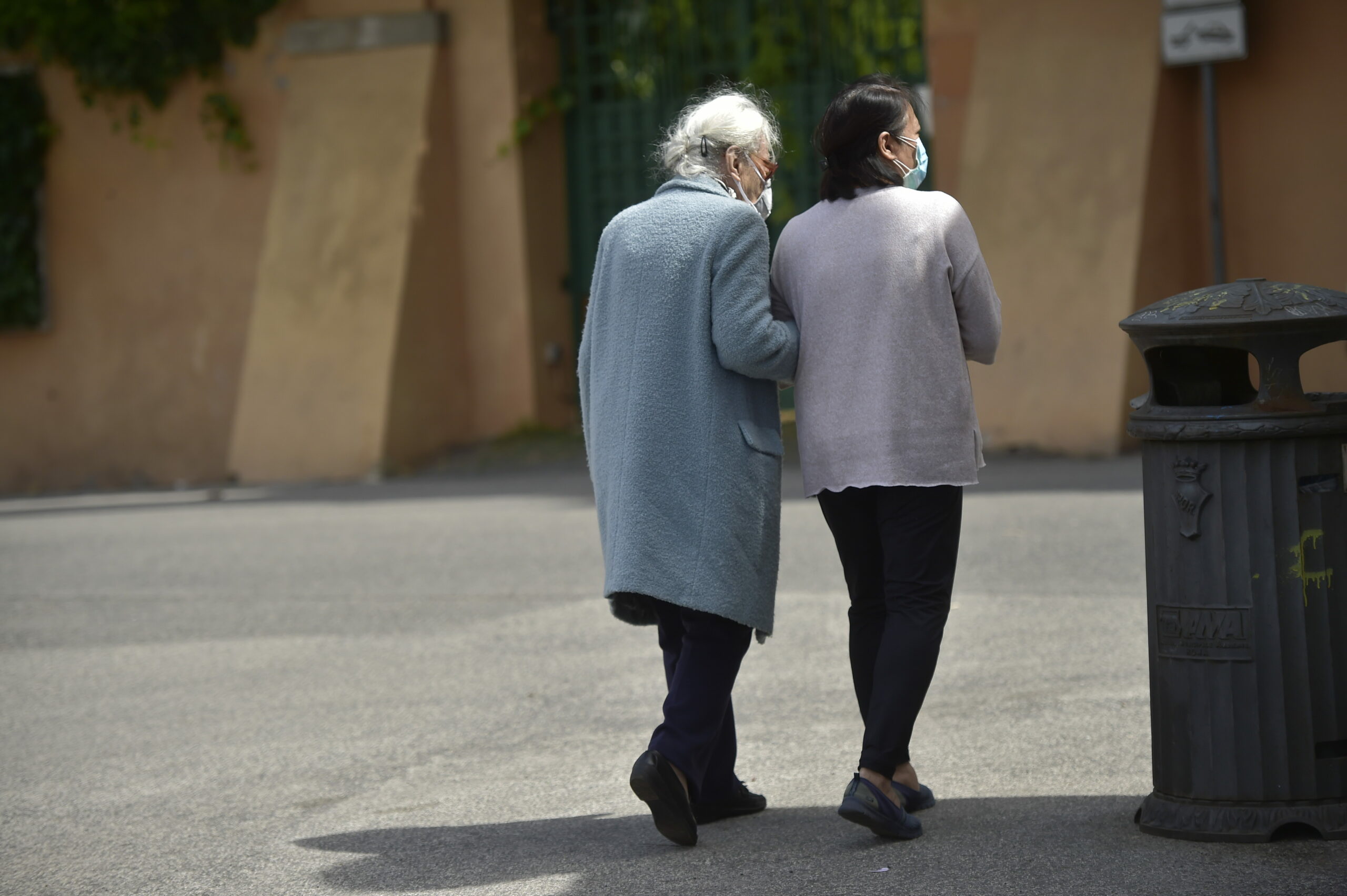 Covid: "per vaccini  priorità anche alle badanti"