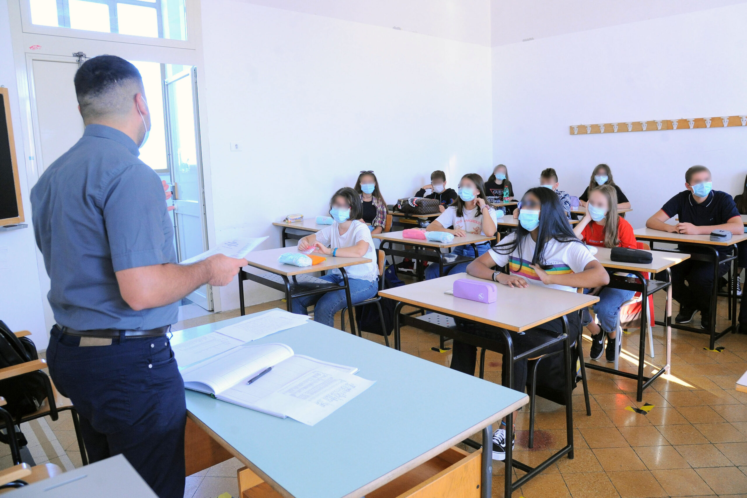 Appello contro l'obbligo di mascherina al banco