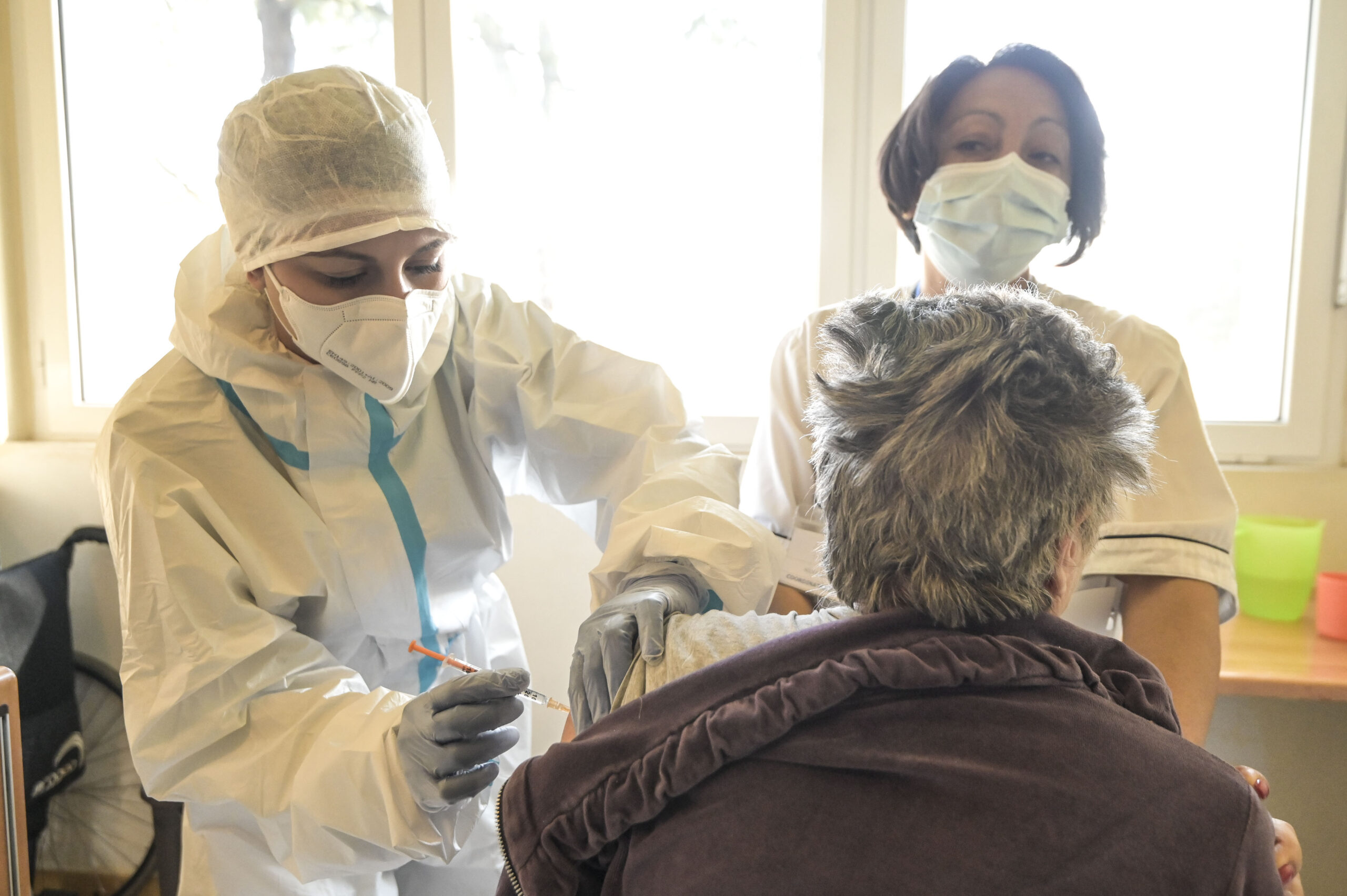 Vaccini: "Regione li acquisti sul mercato, 80enni non possono aspettare, sono a rischio morte"