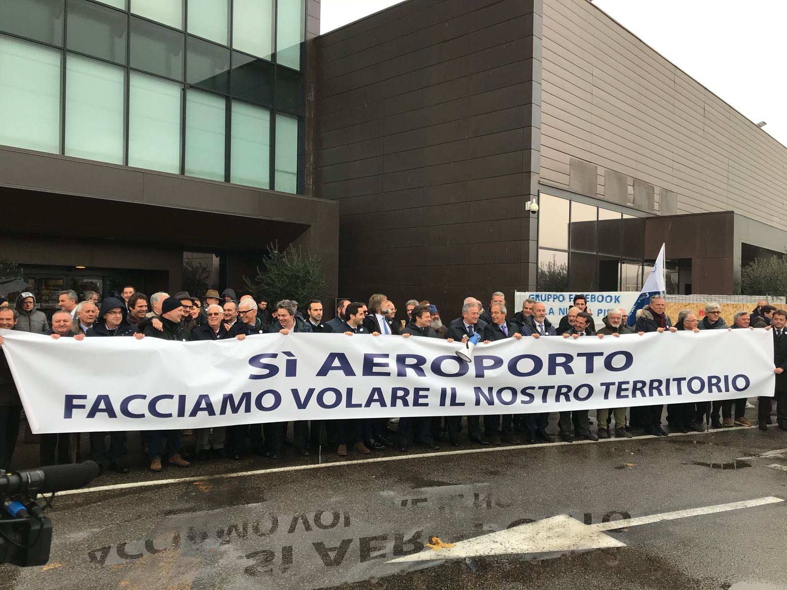 Industriali fiorentini in piazza: “Facciamo volare il nostro territorio. Sì all’aeroporto”