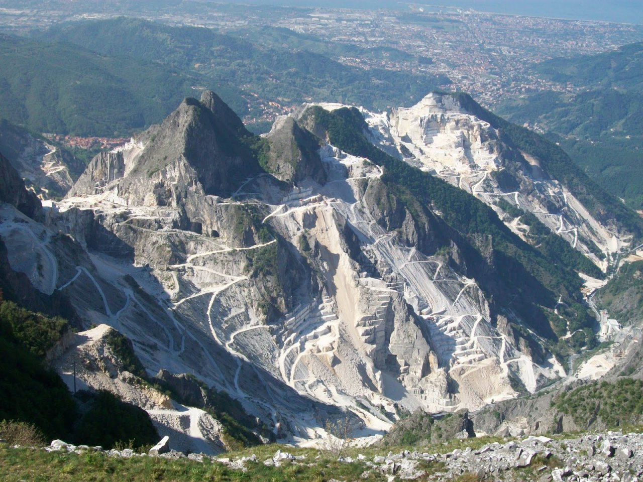 “Basta cave a  Pizzo D’ Uccello, montagna simbolo delle Apuane”.