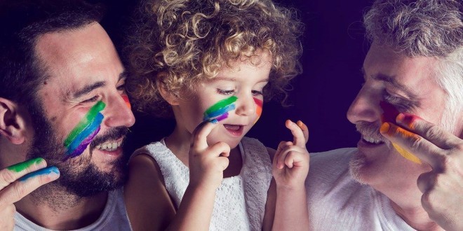 Due papà: da oggi è possibile, anche in Italia