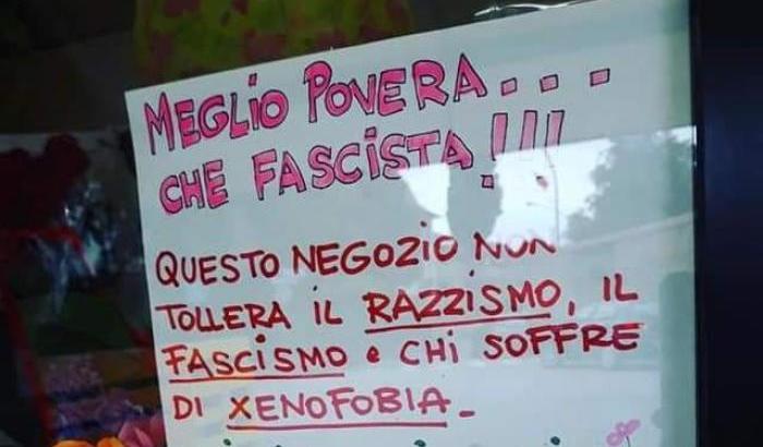 “Meglio povera che fascista”: il messaggio di una fioraia di Empoli contro l’odio dilagante