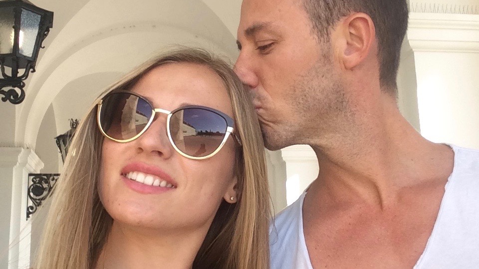 How to know if a girl really wants you using 5 signs